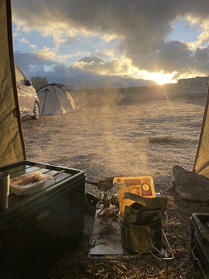 テント内から朝日_ふもとっぱらキャンプ場