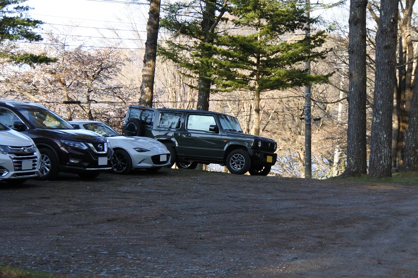 男体山登山口付近の駐車場に止めたジムニー