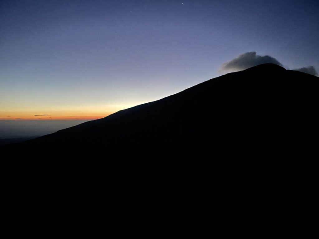 鳥海山の夜明け　（秋田県）