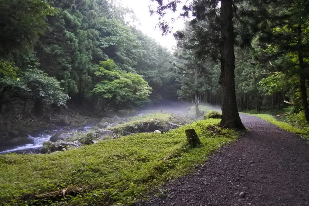 元滝伏流水散策路　（秋田県）