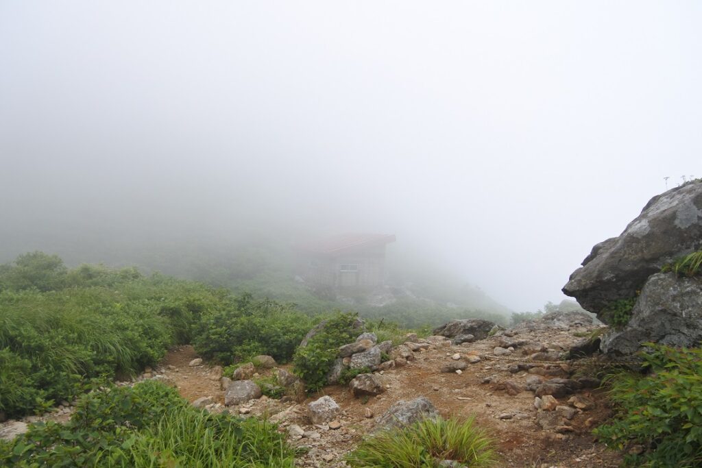 岩木山登山道と避難小屋　（青森県）