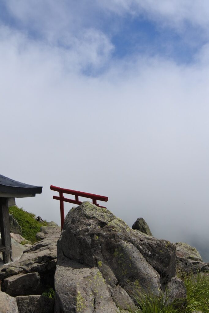 岩木山山頂の鳥居　（青森県）