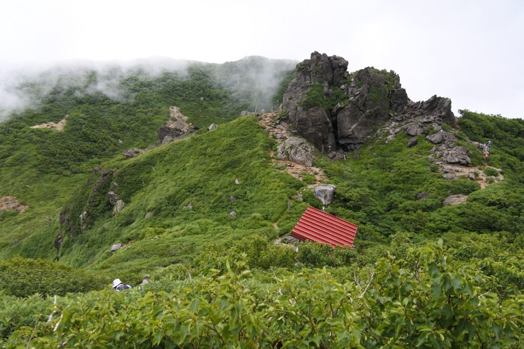 岩木山登山道の避難小屋の赤い屋根