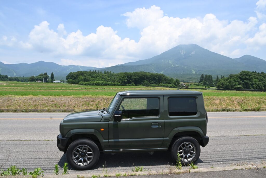 磐梯山とジムニー