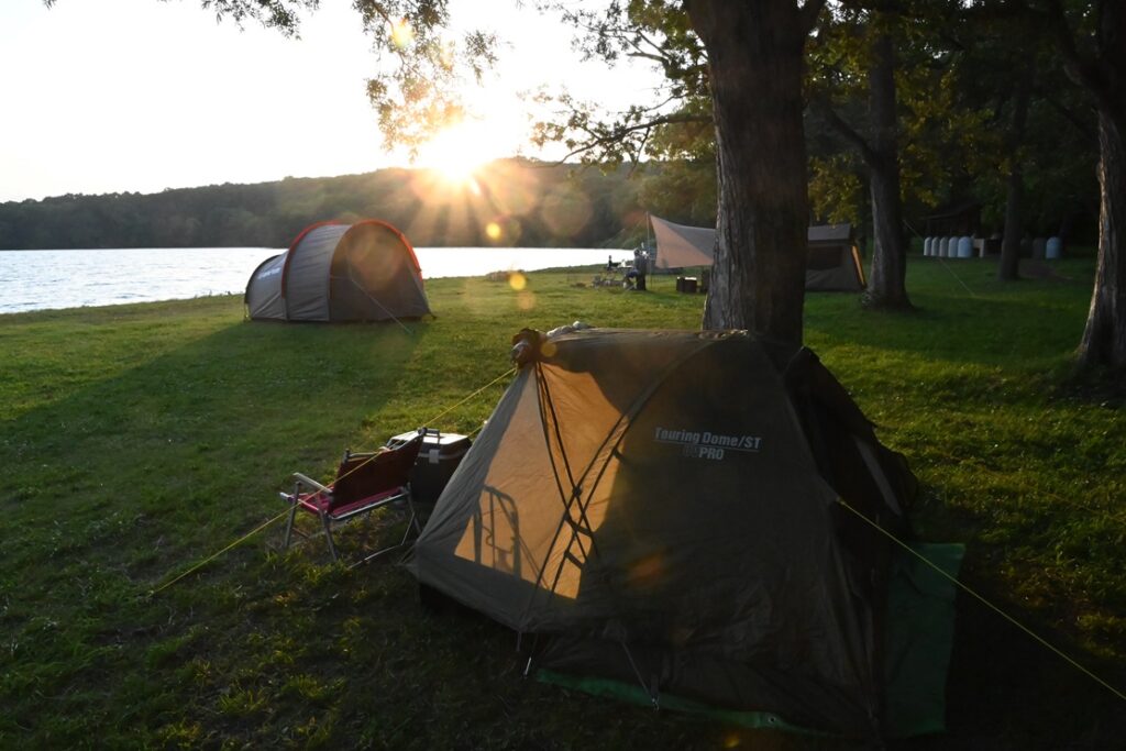 東大沼キャンプ場の夕日とテント