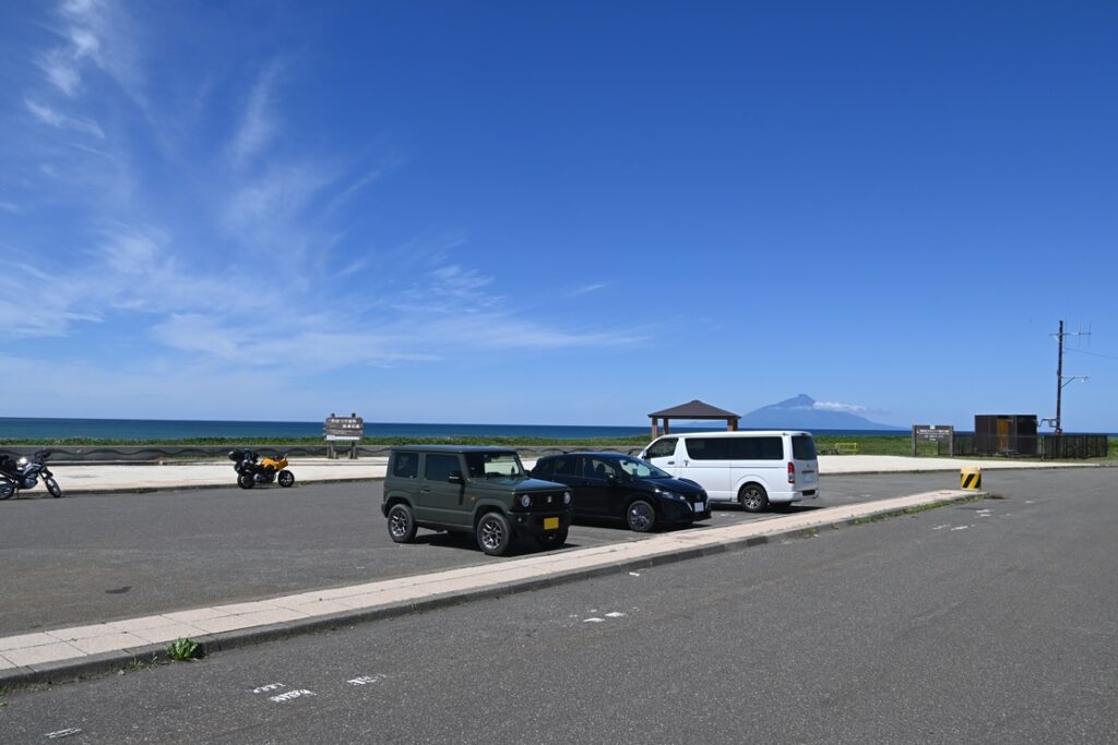 サロベツ原野駐車場とジムニー