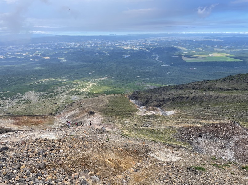 十勝岳稜線上より登山道と美瑛・富良野の街並み