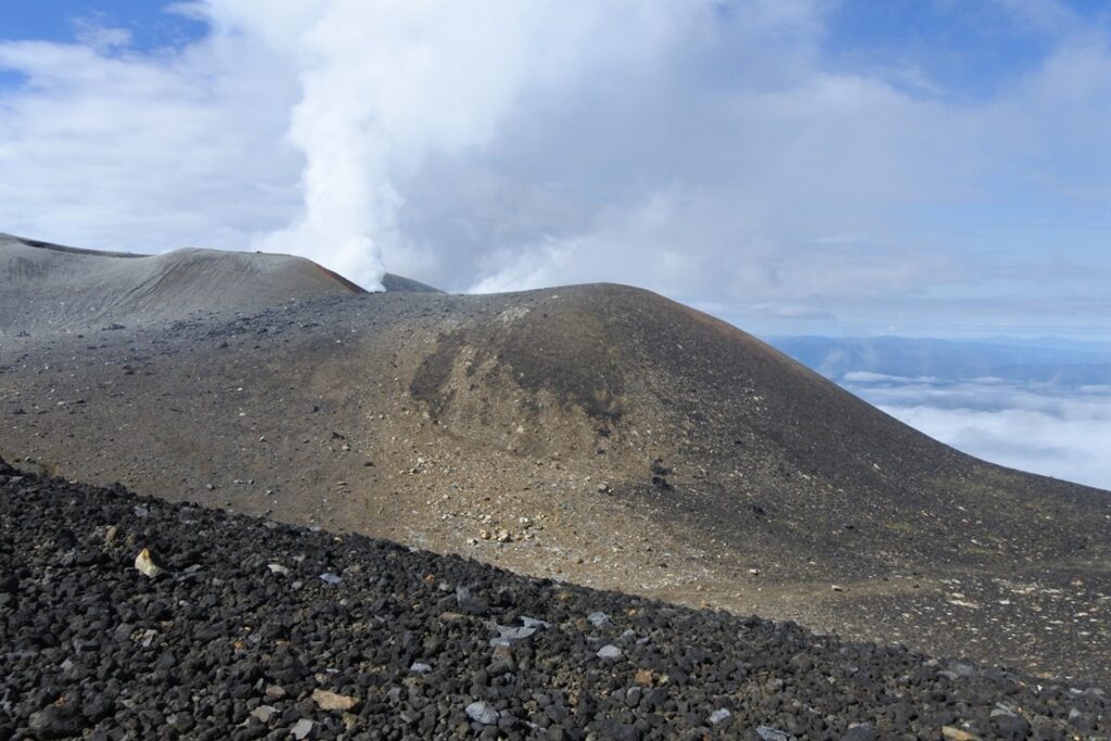 十勝岳登山道から噴気孔